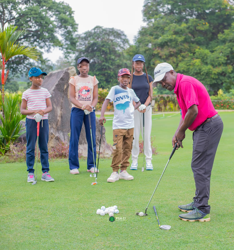 Lire la suite à propos de l’article Les Enfants sur le Green : Une Belle Initiation au Golf pendant les Vacances 2025 avec le Coach N’DA Jean-Claude